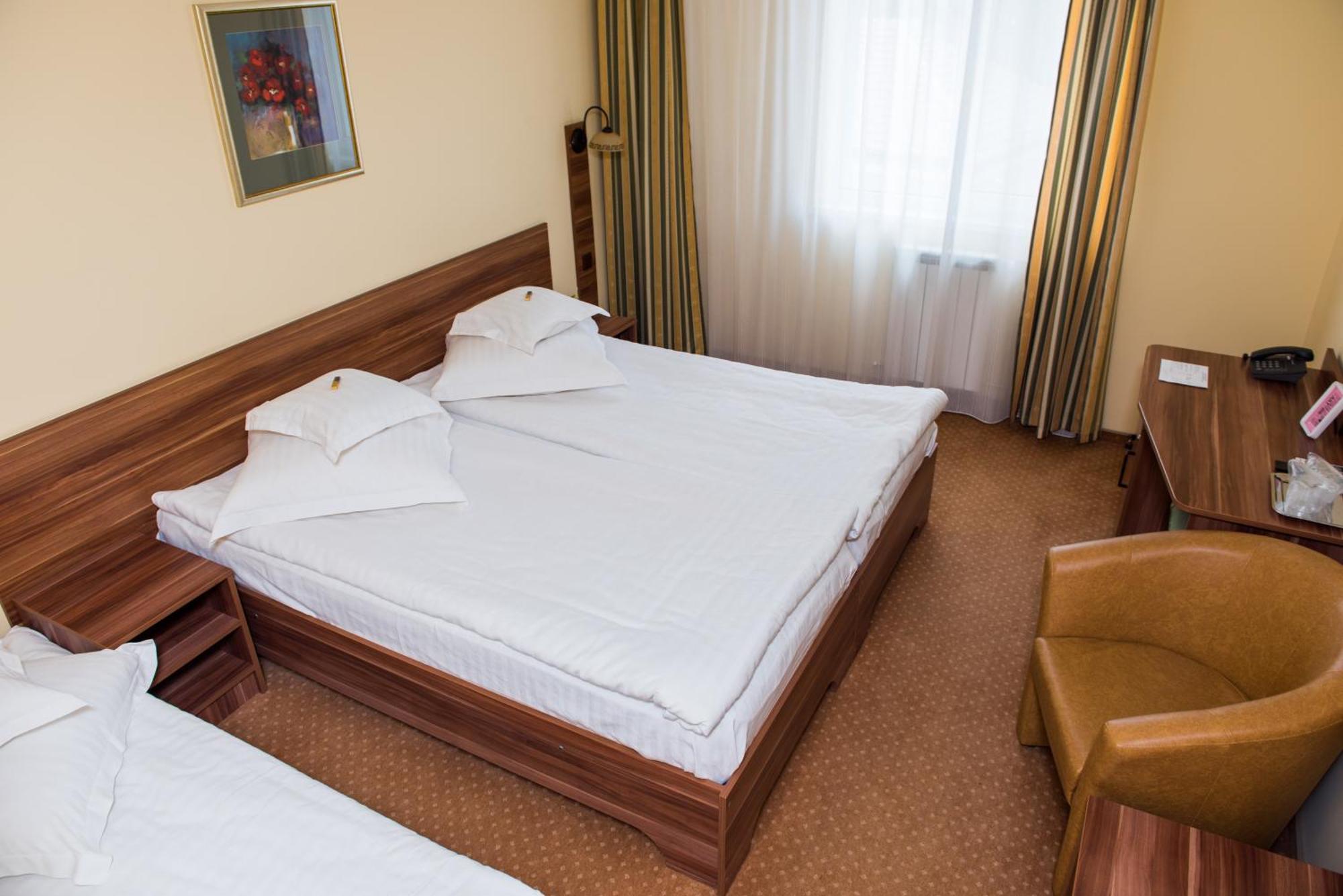 Hotel Lyra Oradea Phòng bức ảnh